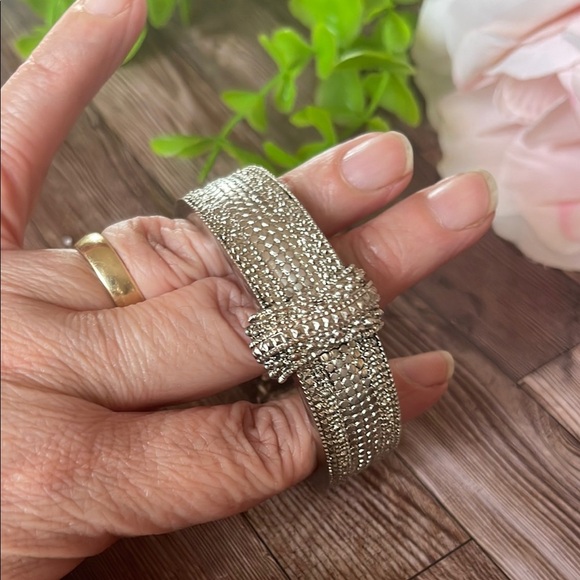 Chic Silver Textured Bracelet - Picture 6 of 10